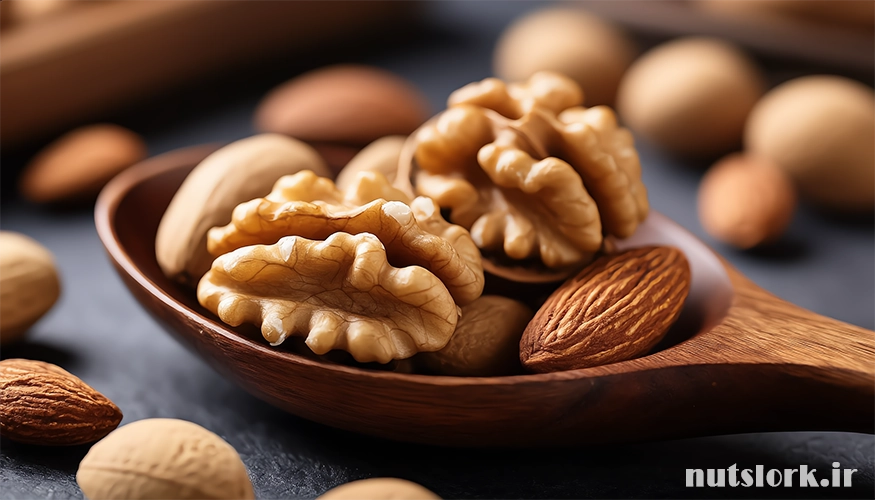 تصویر نمای نزدیک از گردو و بادام روی قاشق چوبی